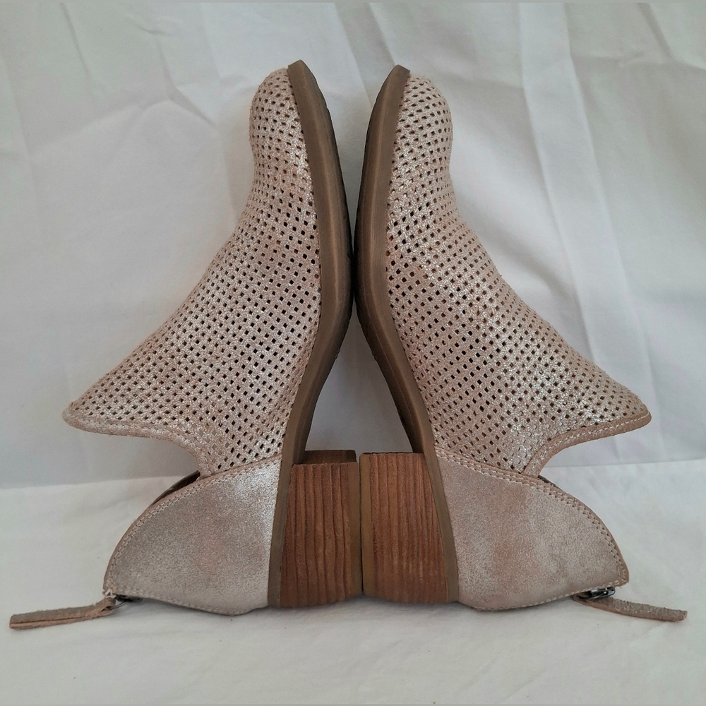 Sofft Women's Canobie Gold Distressed Metallic Preforated Leather Bootie Size 8 - Picture 5 of 8